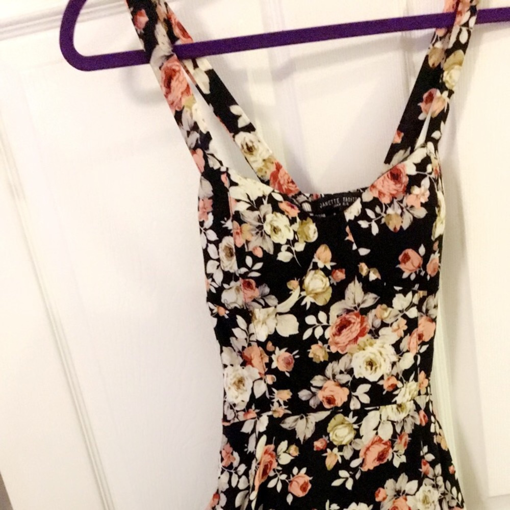 (SOLD) BN* Floral patterned Skater Dress 🌸 - Picture 1 of 8